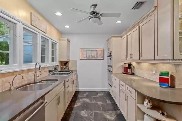 220 LYNDHURST STREET, Dunedin, FL 34698