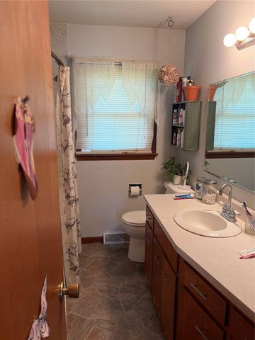 2125 Richard Drive NE, Cedar Rapids, IA 52402