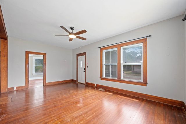 2318 E 1st St N, Wichita, KS 67214