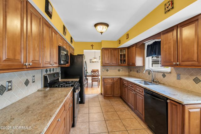 3 Hedgewood Road, Howell, NJ 07731