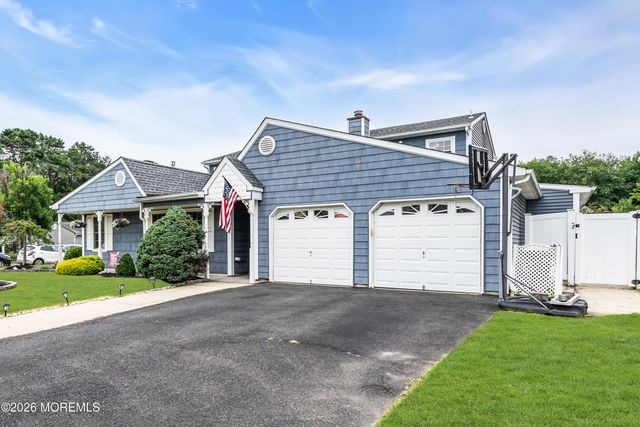 3 Hedgewood Road, Howell, NJ 07731
