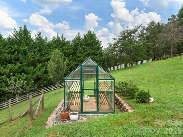 4 Lancaster Lane, Weaverville, NC 28787