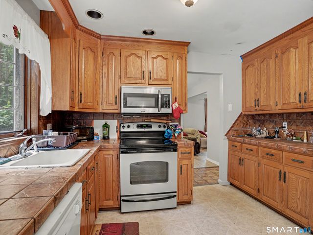 9 Old Country Road, Oxford, CT 06478