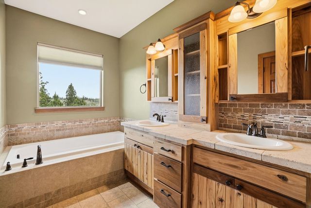 908 W Stirlingview Dr, Spokane, WA 99224
