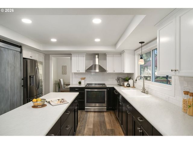 7960 Sw BARNARD Dr, Beaverton, OR 97007