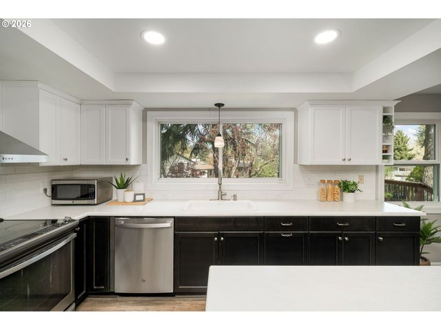 7960 Sw BARNARD Dr, Beaverton, OR 97007