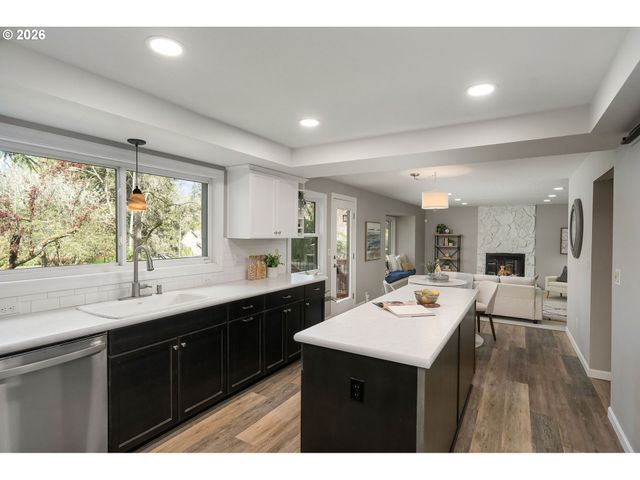 7960 Sw BARNARD Dr, Beaverton, OR 97007