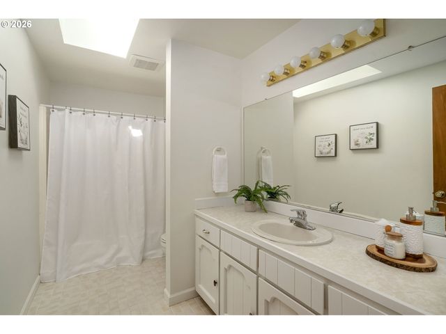 7960 Sw BARNARD Dr, Beaverton, OR 97007