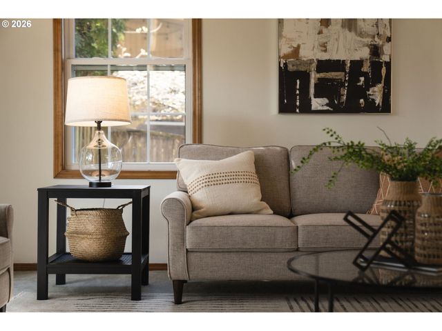 7960 Sw BARNARD Dr, Beaverton, OR 97007