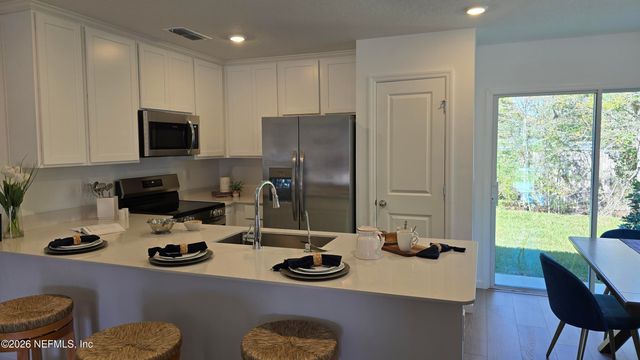 6821 LAKE MIST Lane, Jacksonville, FL 32210