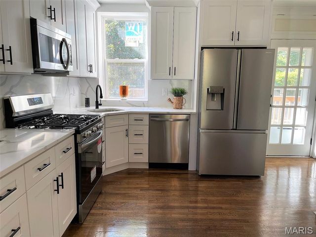 5811 DEWEY Avenue, St Louis, MO 63116