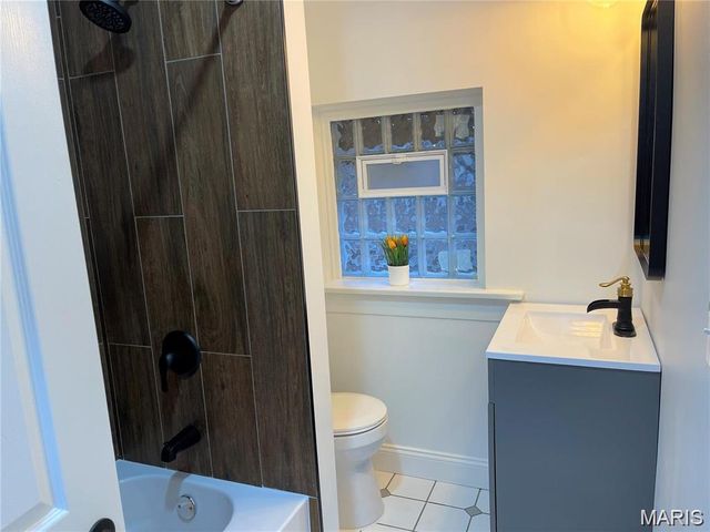 5811 DEWEY Avenue, St Louis, MO 63116
