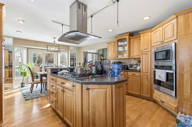 39810 Wilmette Drive, Sterling Heights, MI 48313