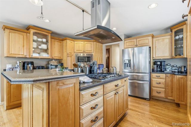 39810 Wilmette Drive, Sterling Heights, MI 48313