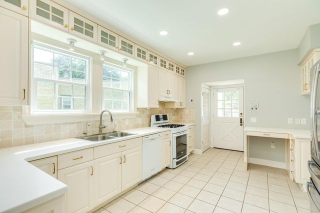 36 Cedar Lawn Circle, Galveston, TX 77551