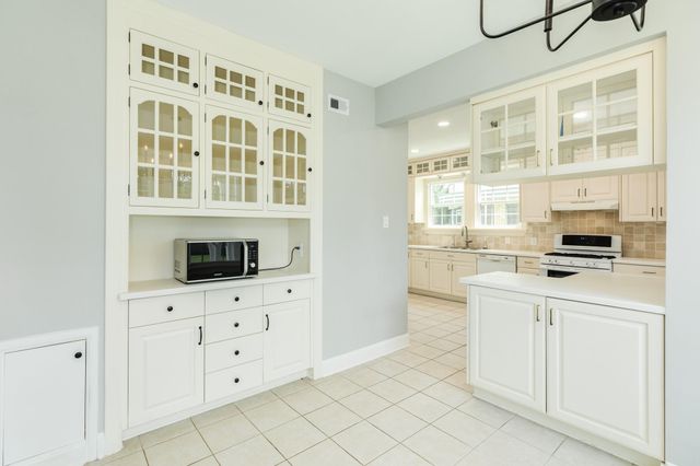36 Cedar Lawn Circle, Galveston, TX 77551