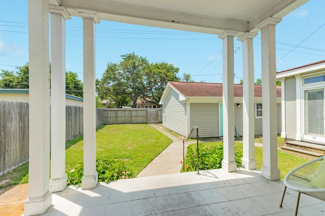 36 Cedar Lawn Circle, Galveston, TX 77551