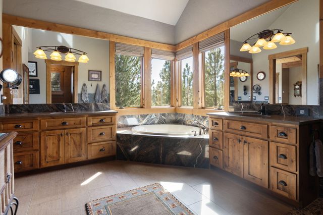 60985 Bachelor View Road, Bend, OR 97702