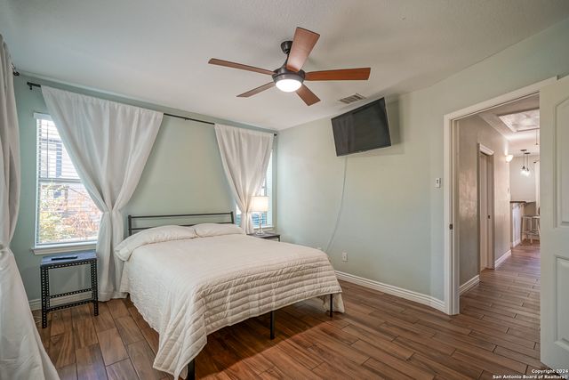 530 E MYRTLE ST, San Antonio, TX 78212