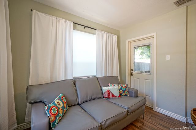 530 E MYRTLE ST, San Antonio, TX 78212