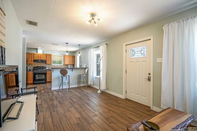 530 E MYRTLE ST, San Antonio, TX 78212