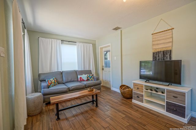 530 E MYRTLE ST, San Antonio, TX 78212