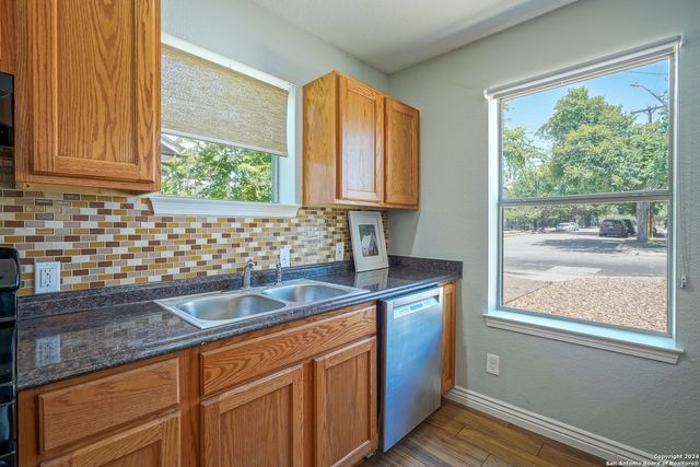 530 E MYRTLE ST, San Antonio, TX 78212