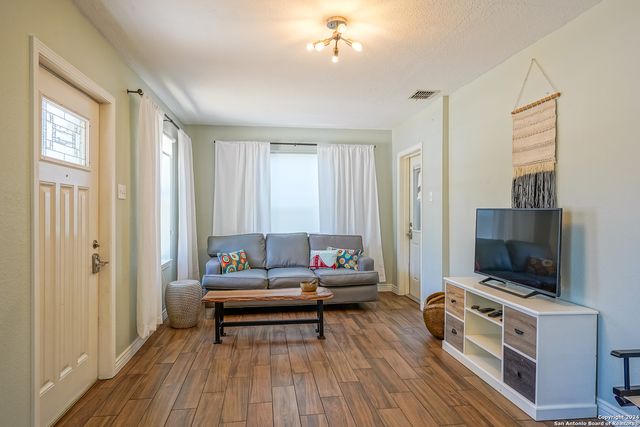 530 E MYRTLE ST, San Antonio, TX 78212