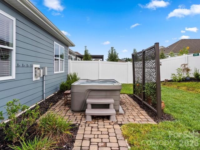 78 Fox Cove Road, Hendersonville, NC 28792