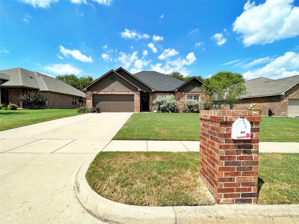 807 Brandt Street, Grandview, TX 76050