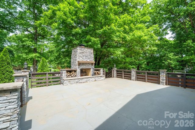 240 36th Avenue Circle NW, Hickory, NC 28601