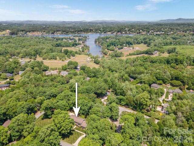 240 36th Avenue Circle NW, Hickory, NC 28601