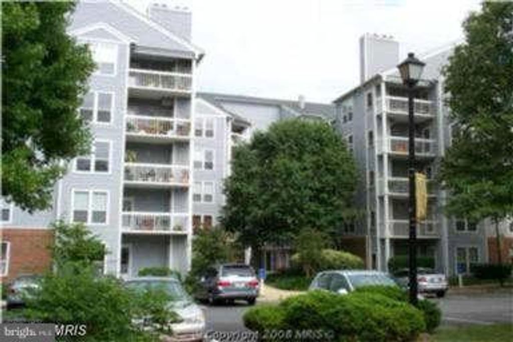 Image 1 of property listing at 3178 SUMMIT SQUARE DR #A3, Oakton, VA 22124