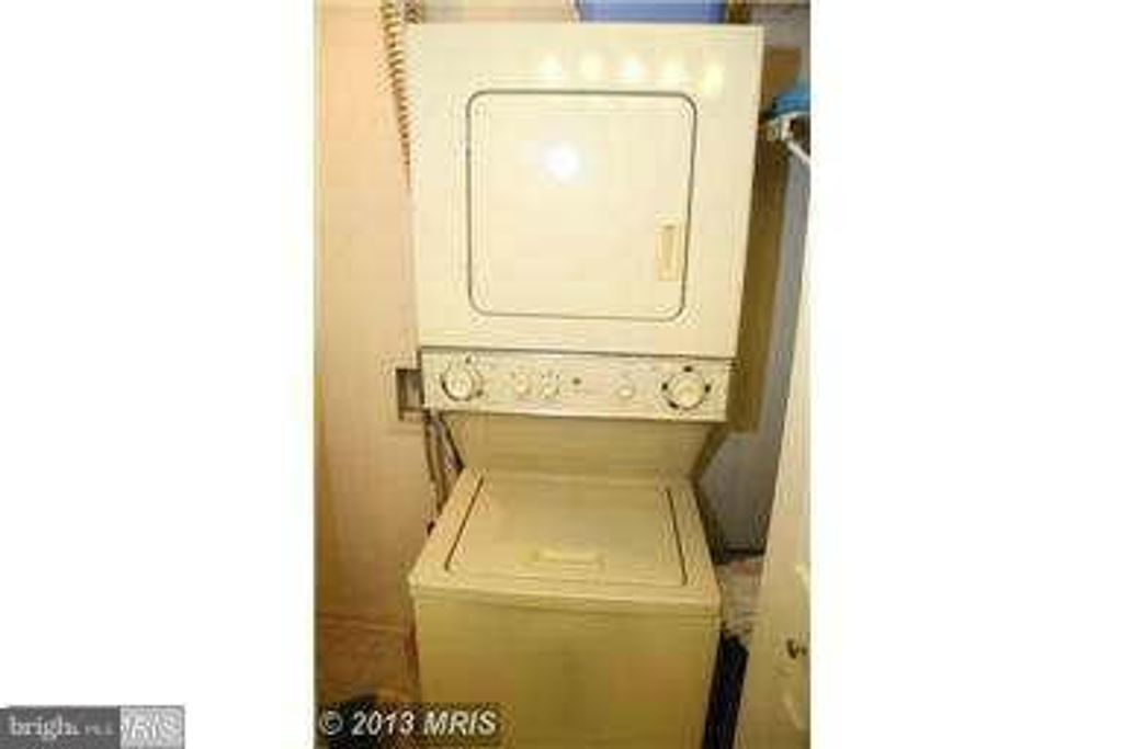 Image 4 of property listing at 3178 SUMMIT SQUARE DR #A3, Oakton, VA 22124