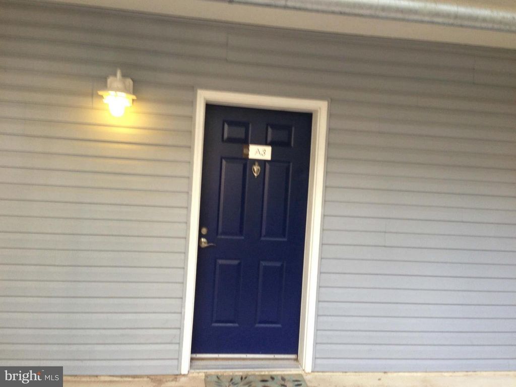 Image 5 of property listing at 3178 SUMMIT SQUARE DR #A3, Oakton, VA 22124