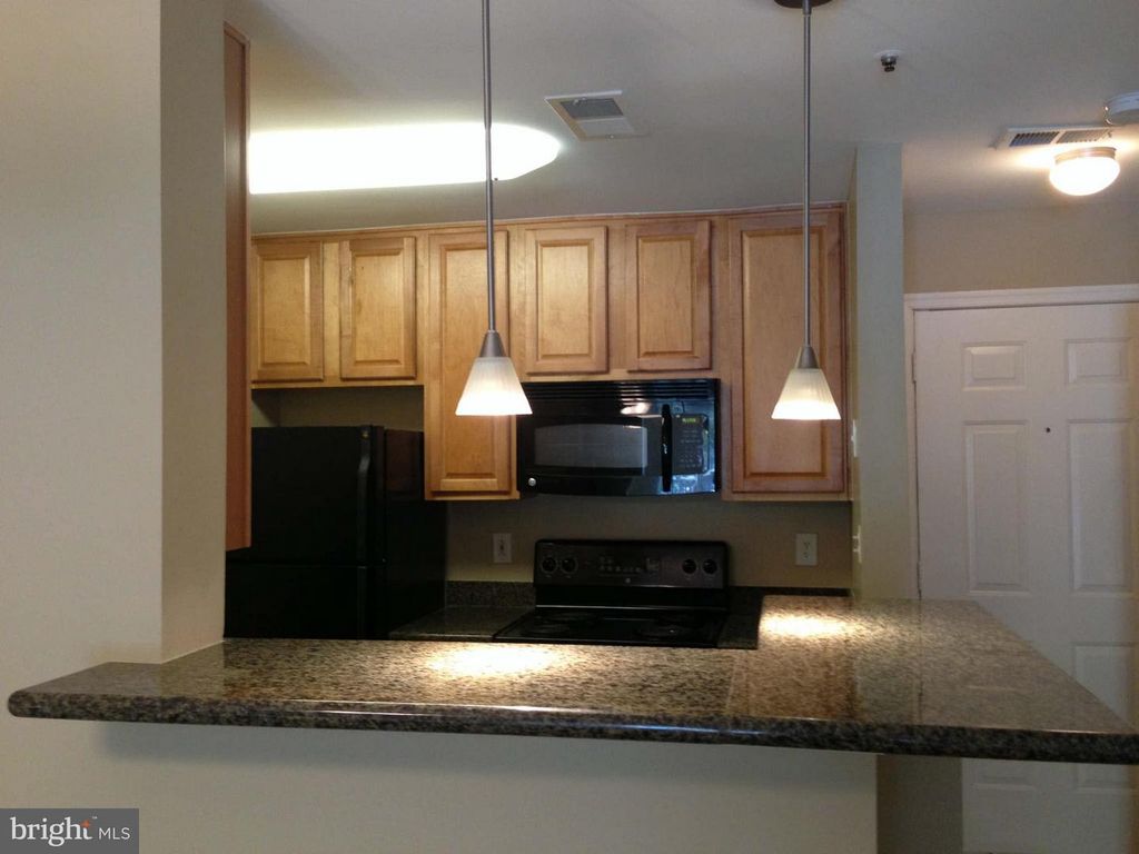 Image 6 of property listing at 3178 SUMMIT SQUARE DR #A3, Oakton, VA 22124