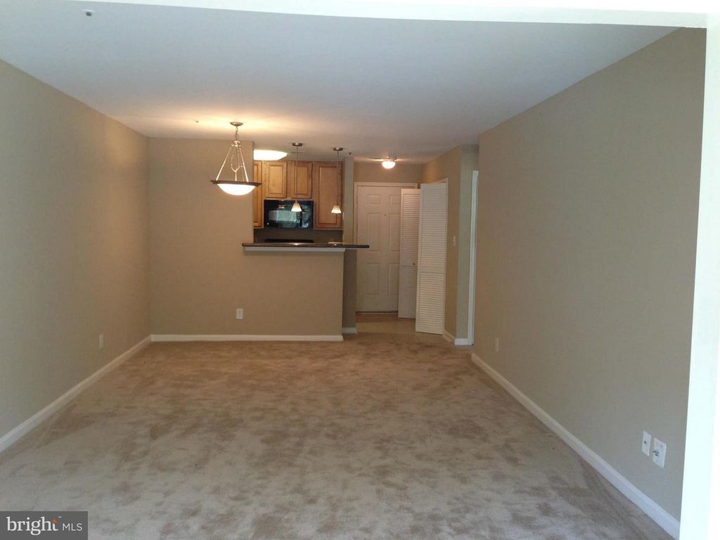 Image 7 of property listing at 3178 SUMMIT SQUARE DR #A3, Oakton, VA 22124