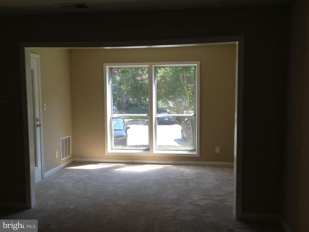 Image 8 of property listing at 3178 SUMMIT SQUARE DR #A3, Oakton, VA 22124