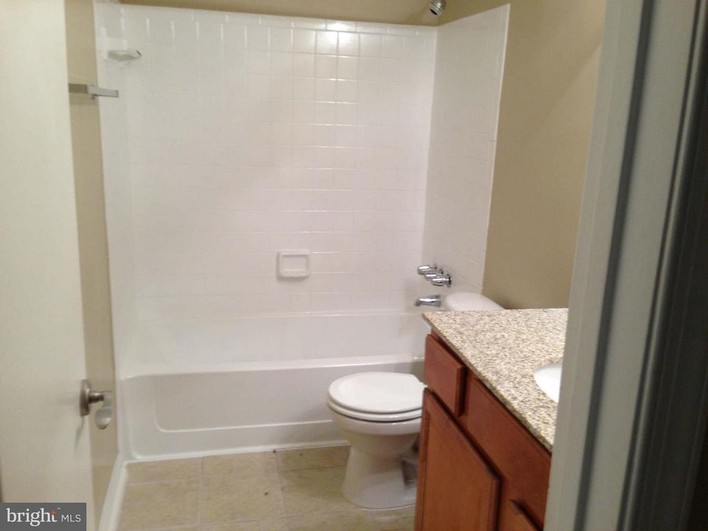 Image 9 of property listing at 3178 SUMMIT SQUARE DR #A3, Oakton, VA 22124