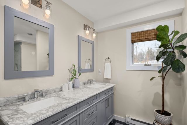 2366 Mountain Rd Apt 4, Stowe, VT 05672