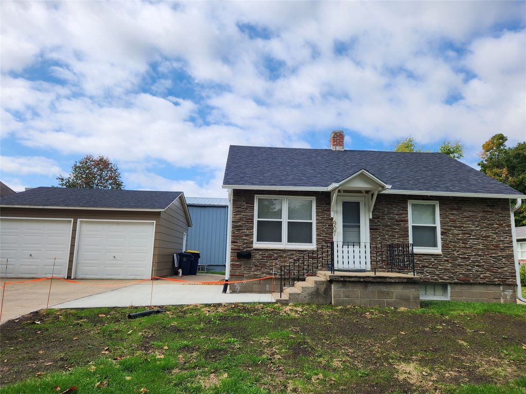 907 E 2nd Street, Pella, IA 50219