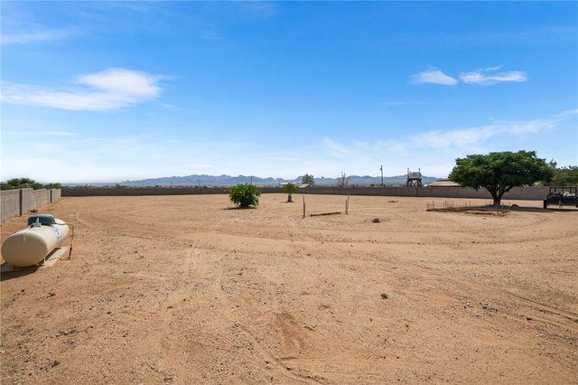 7033 W Zuni Drive, Golden Valley, AZ 86413