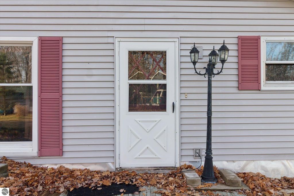 Image 6 of property listing at 6364 Joanne Street, Lake, MI 48632