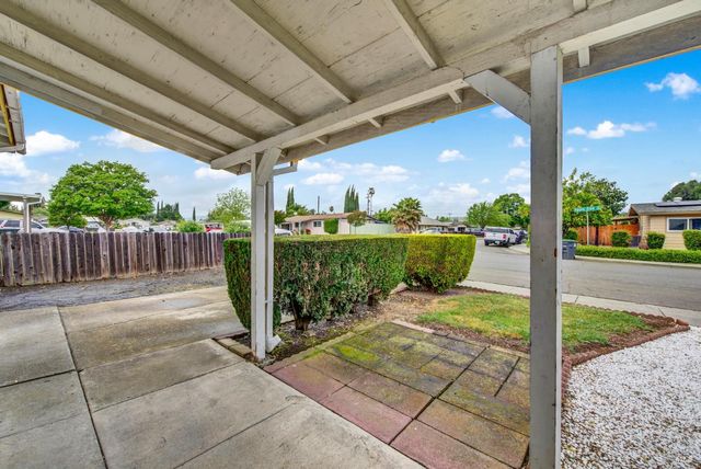 499 Apple Tree Ln, Fairfield, CA 94533