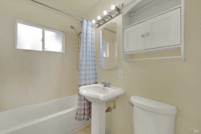 499 Apple Tree Ln, Fairfield, CA 94533