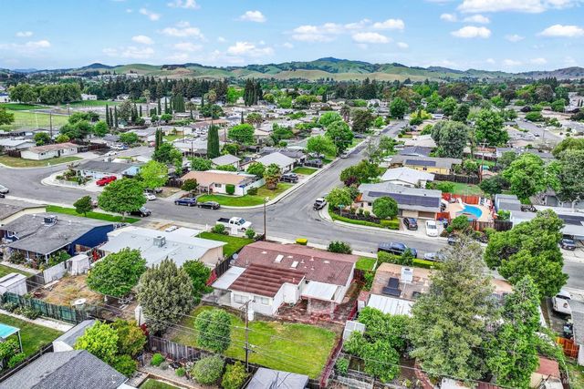 499 Apple Tree Ln, Fairfield, CA 94533