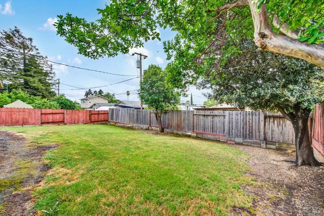 499 Apple Tree Ln, Fairfield, CA 94533
