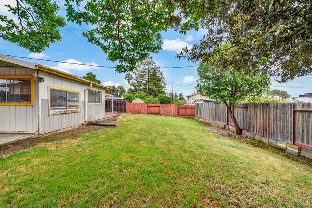 499 Apple Tree Ln, Fairfield, CA 94533