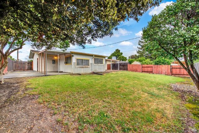 499 Apple Tree Ln, Fairfield, CA 94533