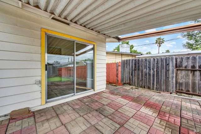 499 Apple Tree Ln, Fairfield, CA 94533